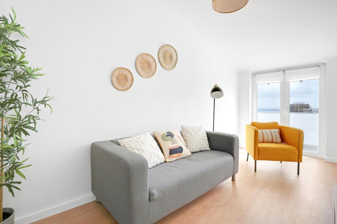 Sunny 2 Bedroom Apartment In Almada - Balconies With River View Luaran gambar